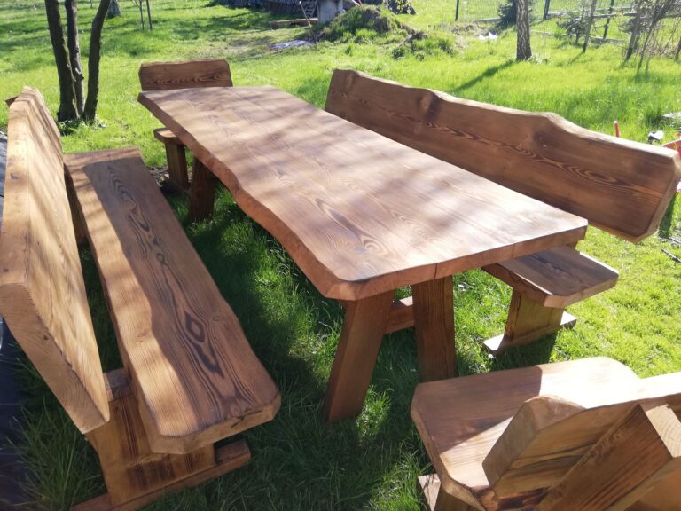 Komplet drewnianych mebli ogrodowych