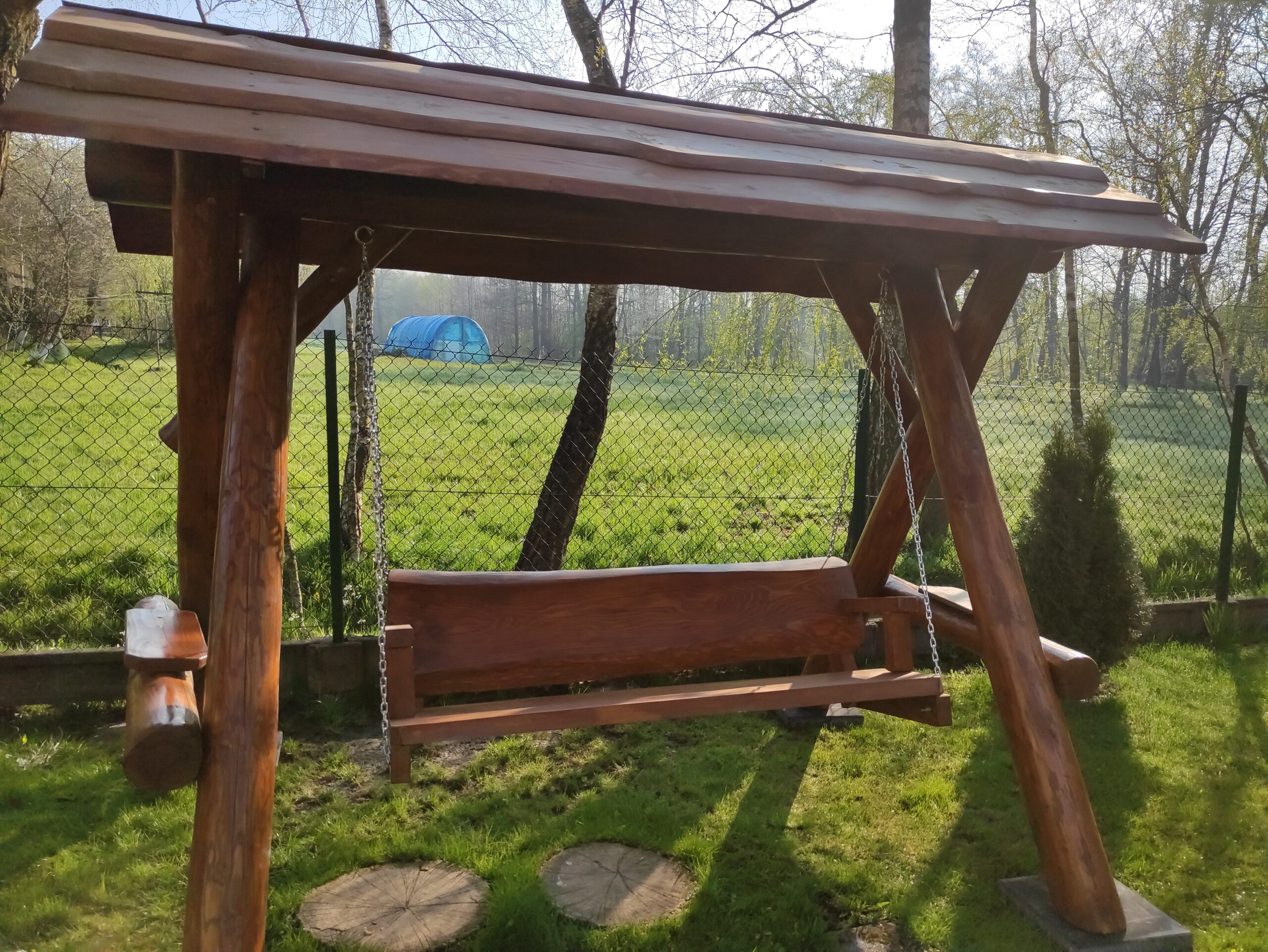 Huśtawka z bali w ciemnym kolorze
